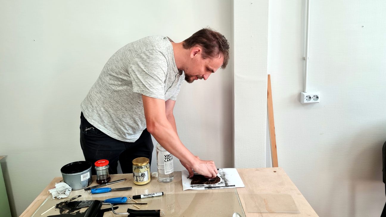 Mākslinieki grafikā izstrādā Sunākstes piederības simbola idejas