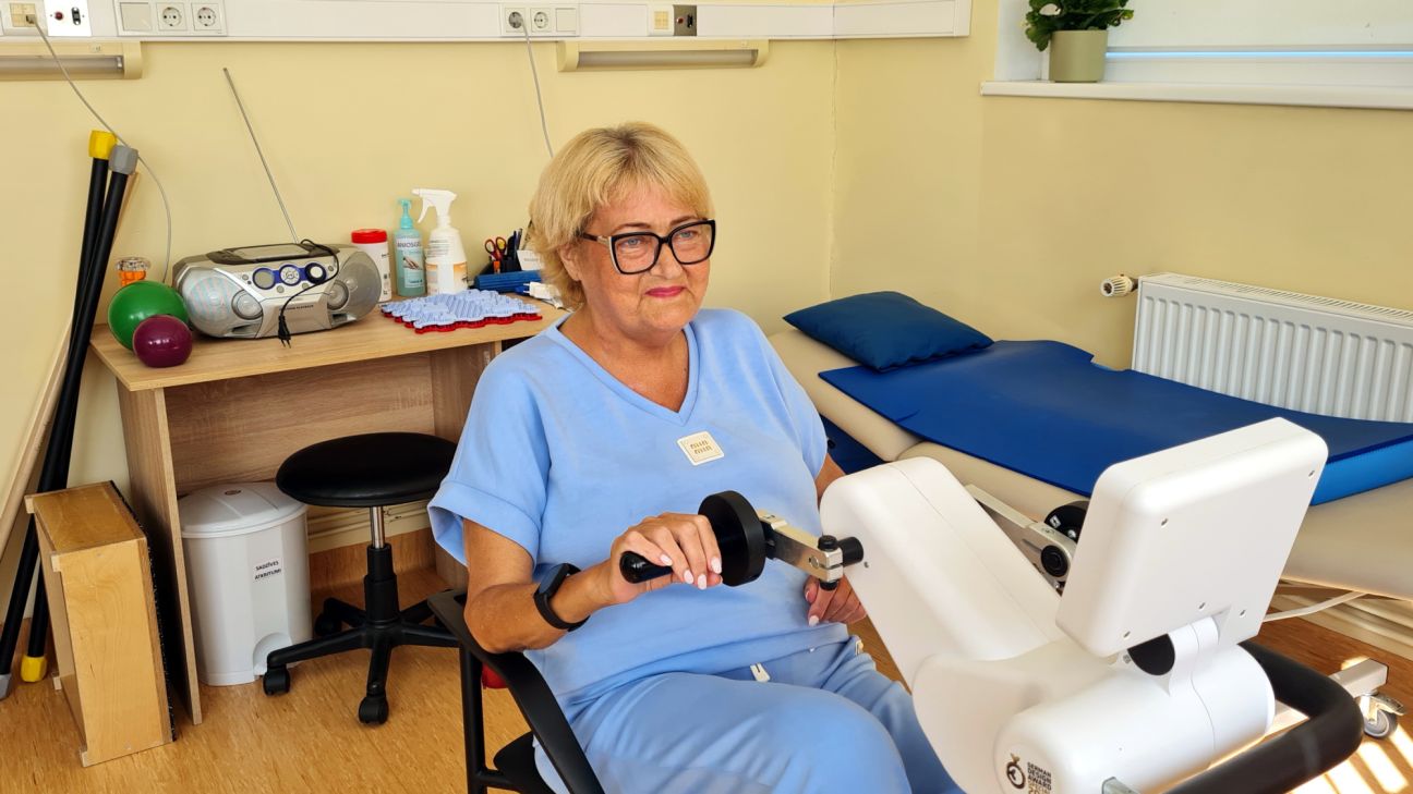 Paciente pēc aknas transplantācijas atguvusi kustību spēju