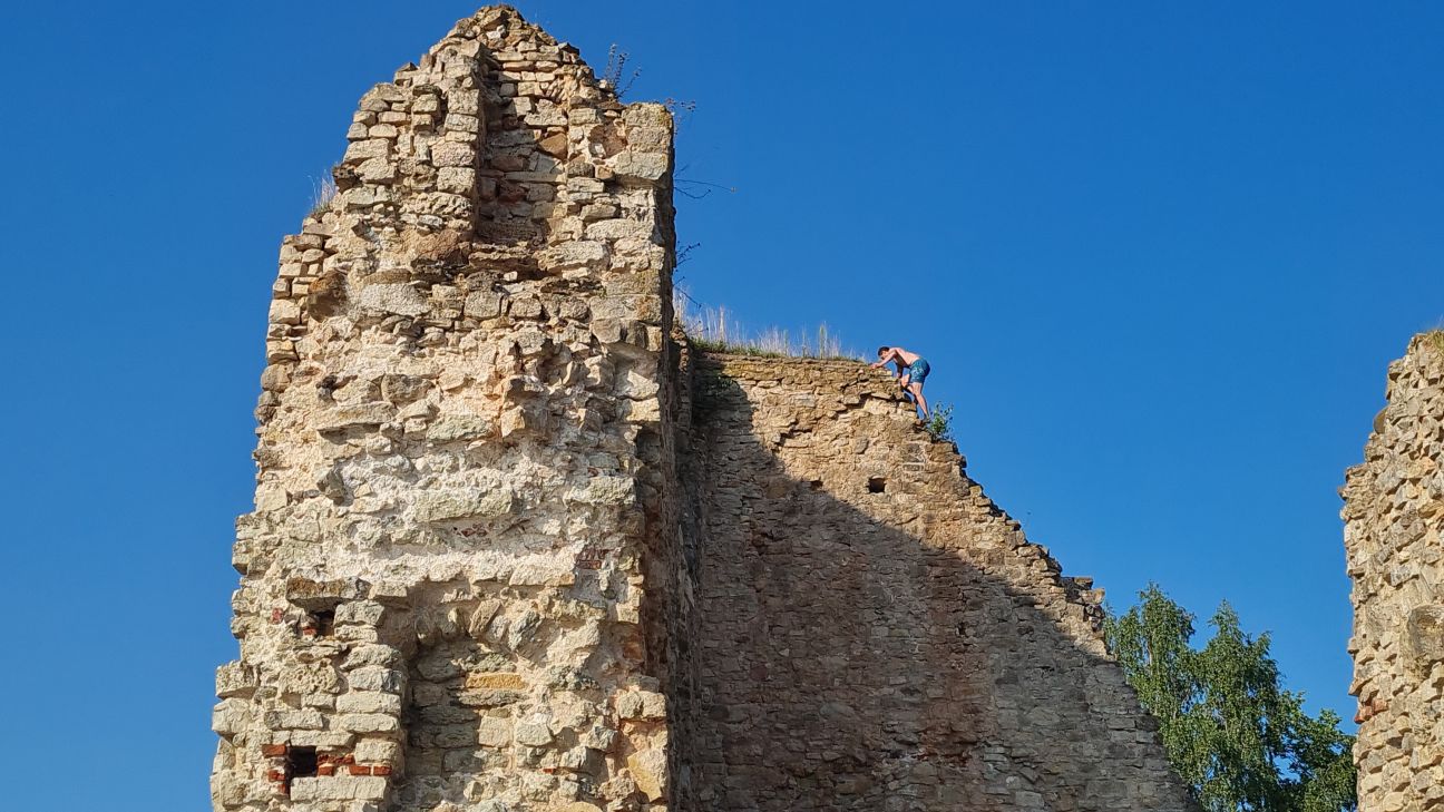 Pārgalvji neievēro noteikumus un rāpjas uz Kokneses pilsdrupu mūra