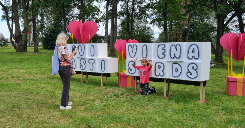Pilsētas svētki aizvadīti ar romantiku uz skatuves un izaicinājumiem ielās