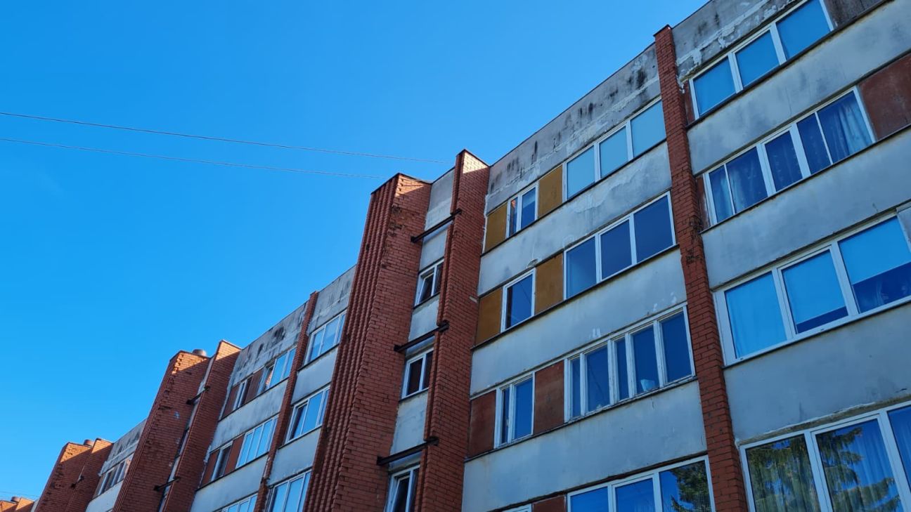 Jēkabpilī no piektā stāva loga izkrīt jaunietis