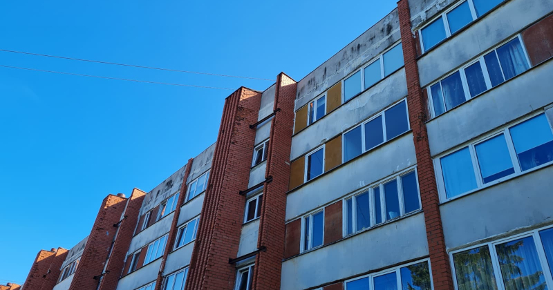 Jēkabpilī no piektā stāva loga izkrīt jaunietis