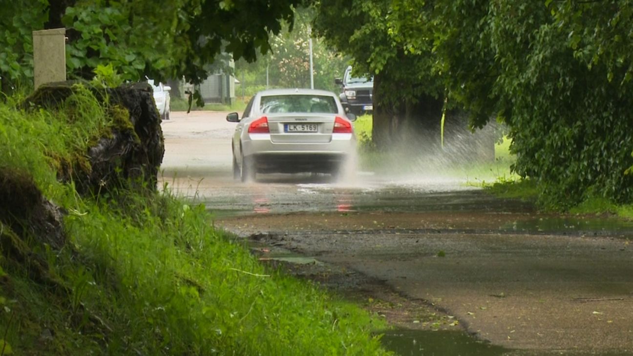 Lietains un samērā vēss laiks turpināsies arī tālākajās dienās