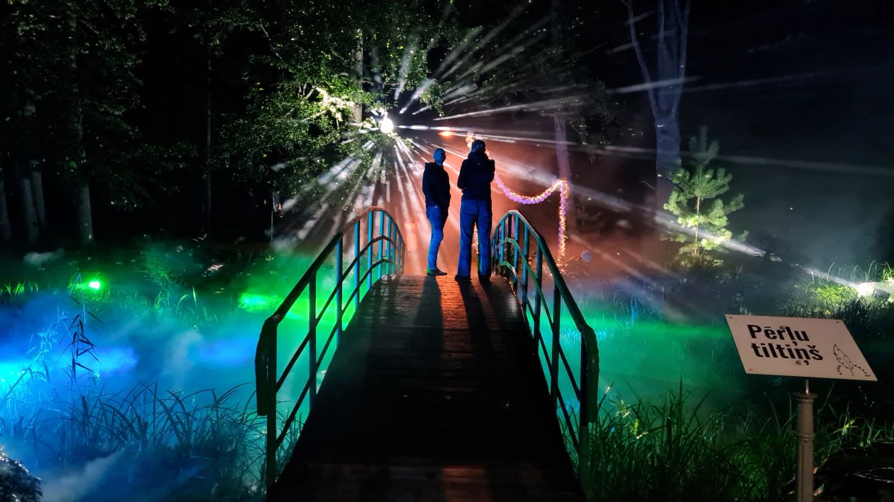 Leģendu naktīs Zasas muižas parks atmirdz gaismas un skaņas spēlēs