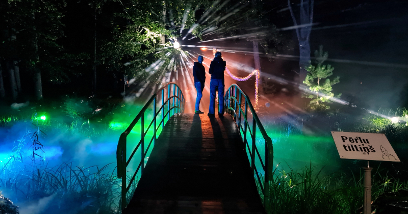 Leģendu naktīs Zasas muižas parks atmirdz gaismas un skaņas spēlēs