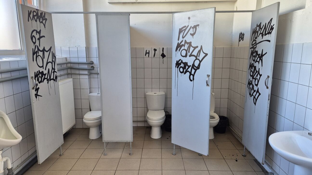 Vandaļi regulāri demolē Jēkabpils Sporta centra tualetes stadionā un Mežaparkā