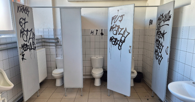 Vandaļi regulāri demolē Jēkabpils Sporta centra tualetes stadionā un Mežaparkā