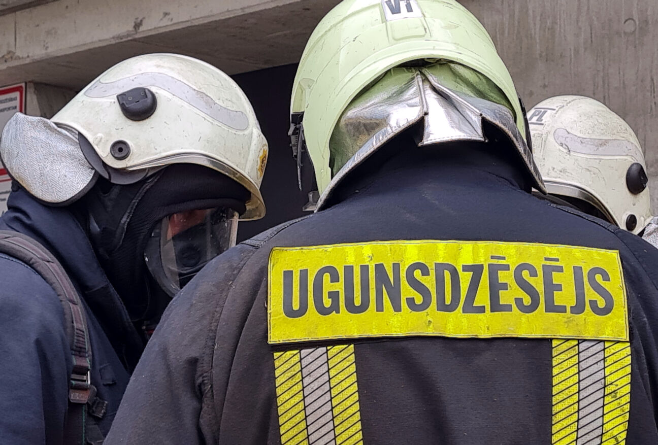 Staburaga pagastā un Jēkabpilī aizdegas vieglās automašīnas