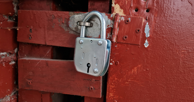 Varie&scaron;os apzagtas divas saimniecības ēkas