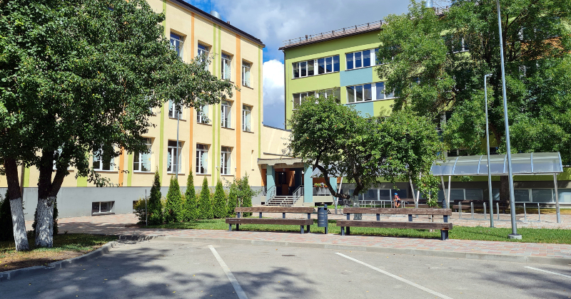 Jēkabpils 2. vidusskolā nokritis apmetums un putuplasta plāksnes