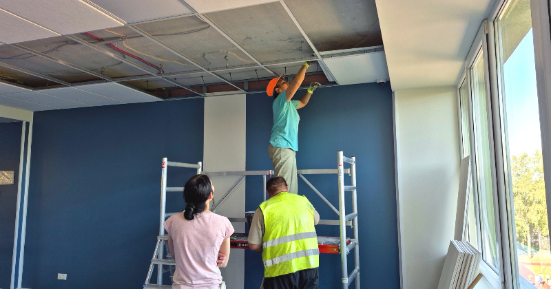 Jēkabpils 2. vidusskolas vestibilā nokrīt apmetums