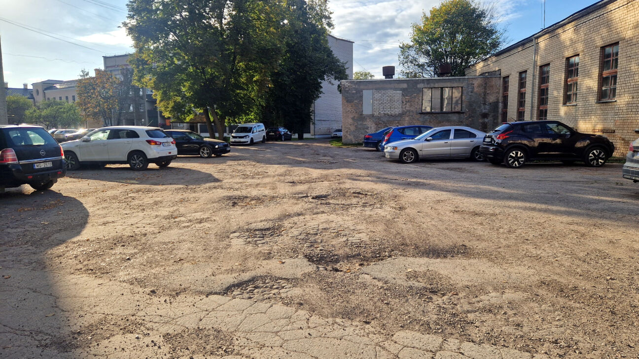 Jēkabpilī sūdzas par bedrēm Dārzu ielas pagalmā