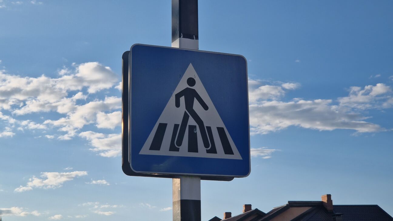 Aizkrauklē “Volkswagen” vadītājs uz gājēju pārejas uzbrauc velosipēdistei