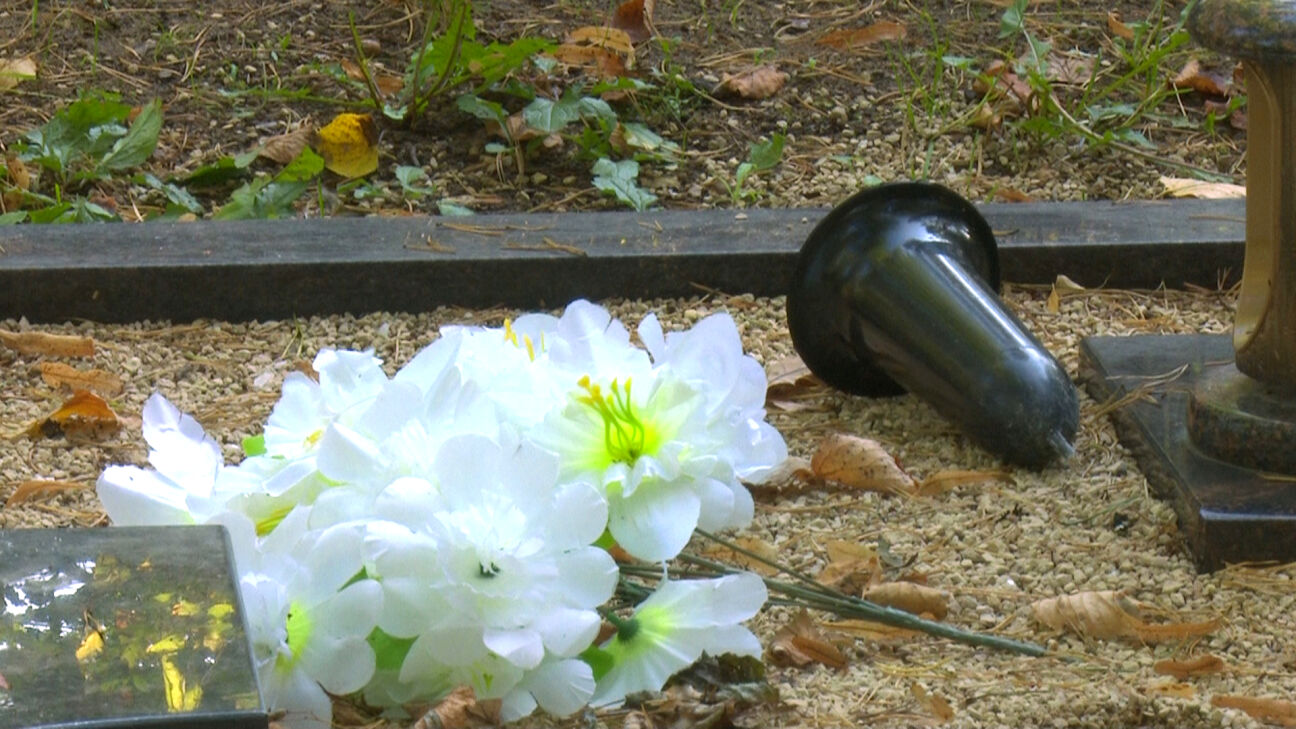 Aizkraukles kapos nozog vairākas granīta virsmas