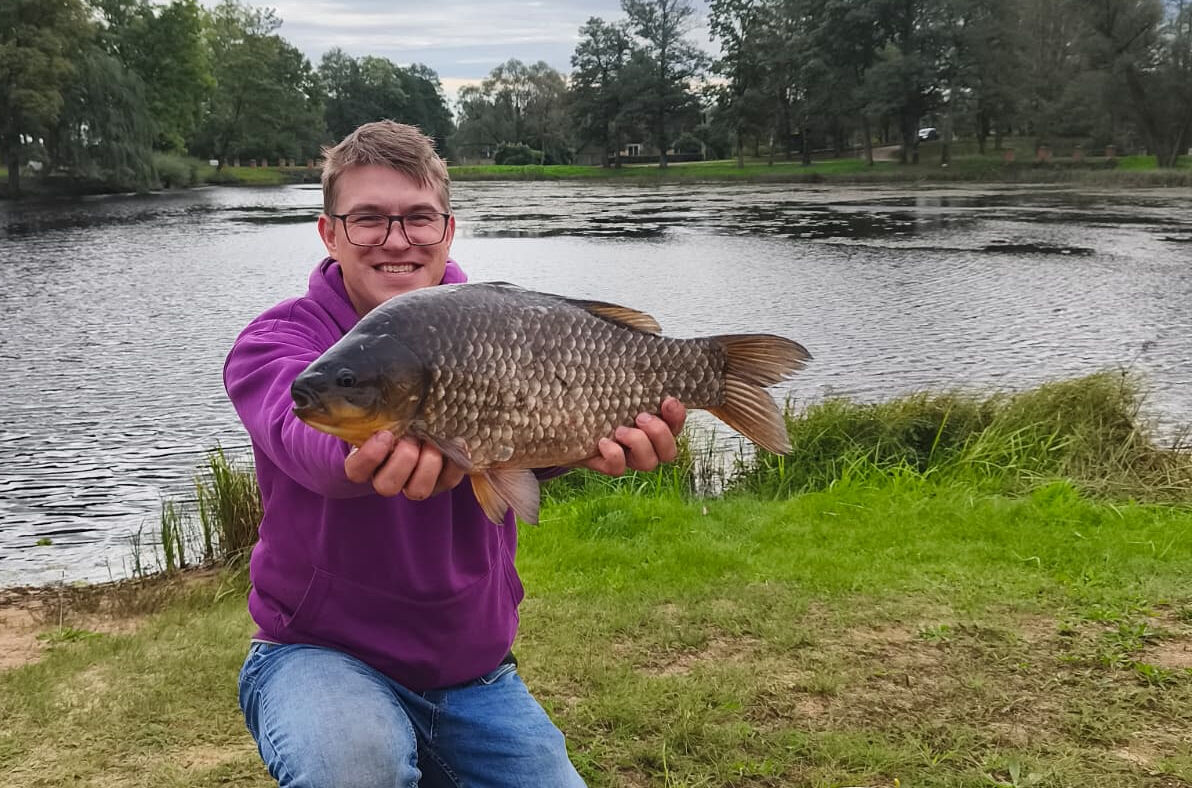 Gārsenē noķer vairāk nekā divus kilogramus smagu sudrabkarūsu