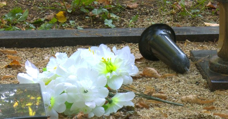 Aizkraukles kapos nozog vairākas granīta virsmas