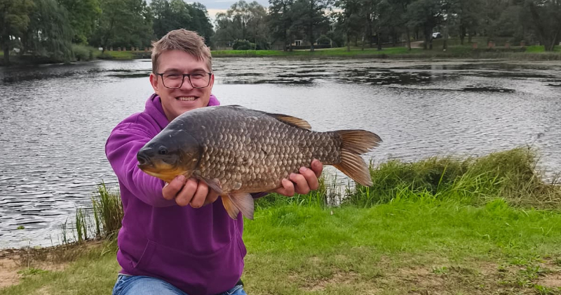 Gārsenē noķer vairāk nekā divus kilogramus smagu sudrabkarūsu