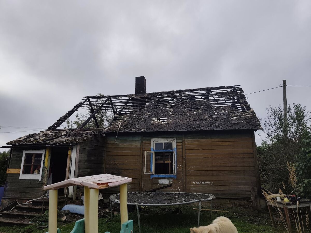 Aknīstē liesmas postījušas dzīvojamo māju 