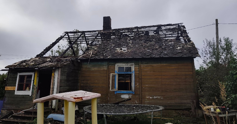 Aknīstē liesmas postīju&scaron;as dzīvojamo māju 