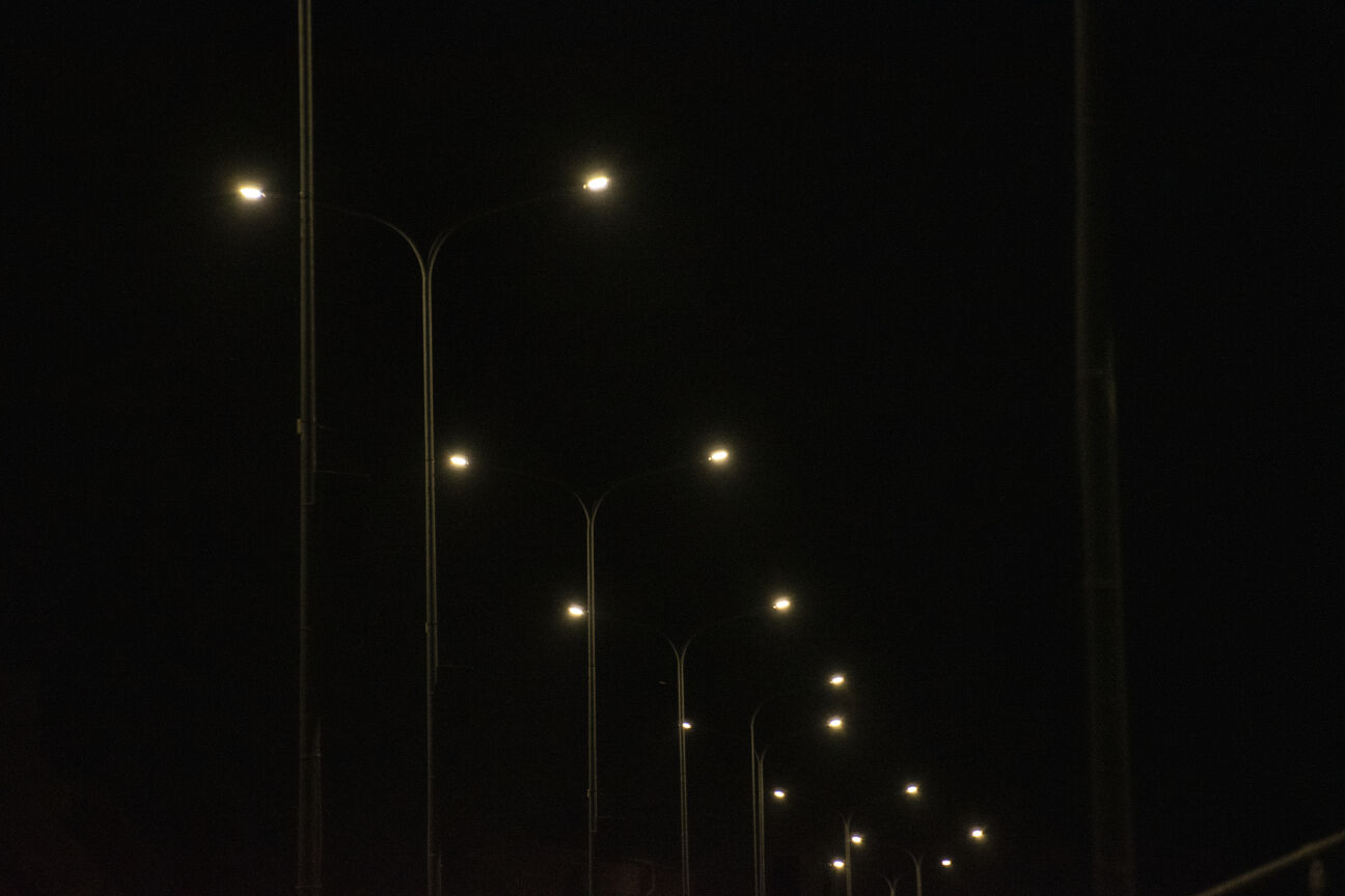 Spuņģēnos šoferis nobrauc no ceļa un ietriecas laternā 