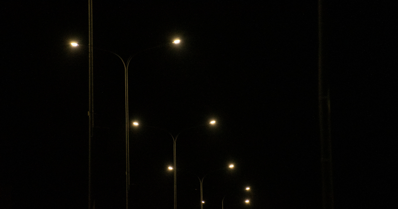 Spuņģēnos &scaron;oferis nobrauc no ceļa un ietriecas laternā 