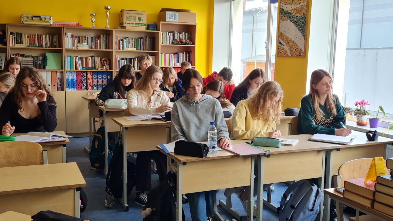 Aicina skolēnus un studentus piedalīties eseju konkursā par cilvēktiesībām