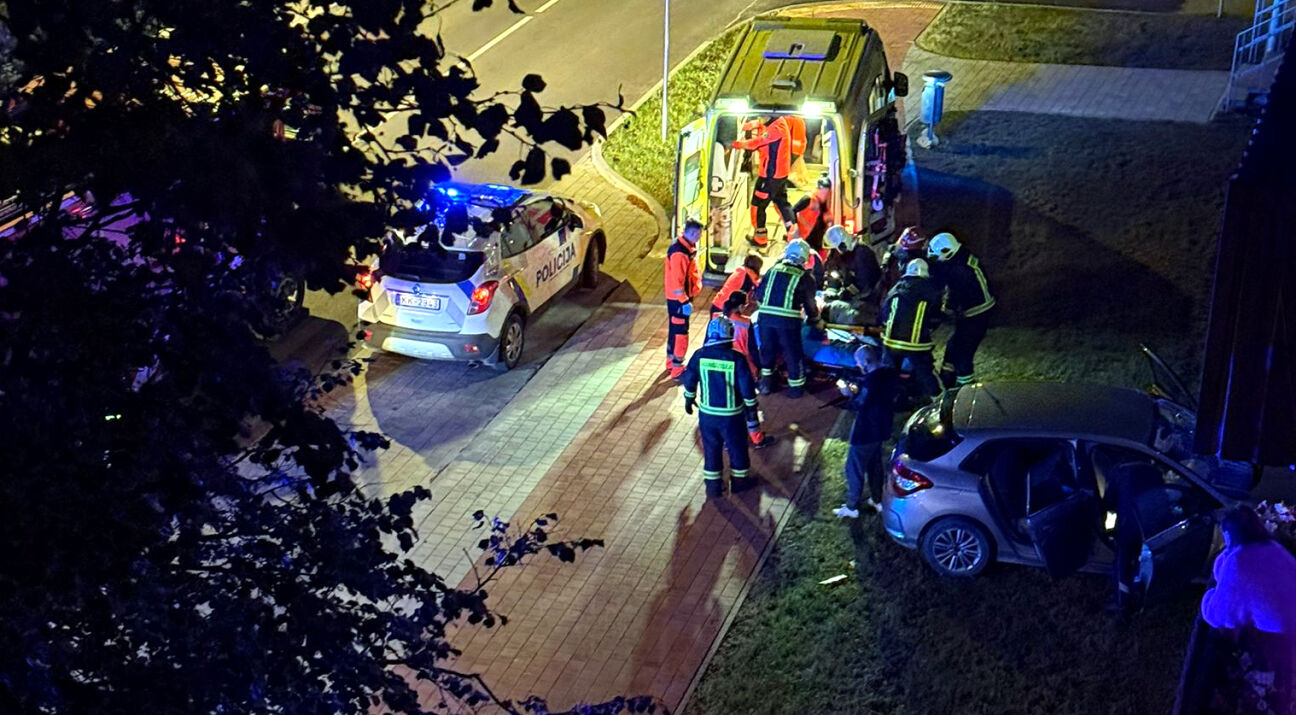 Ar auto iebrauc dzīvojamās mājas sienā