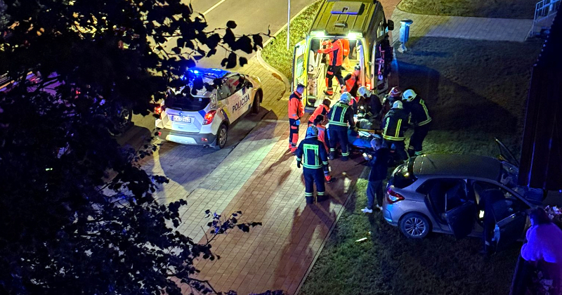 Ar auto iebrauc dzīvojamās mājas sienā