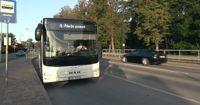 Tauta ziņo: Ābeļu pamatskolas skolēns gandrīz paliek ārpus autobusa