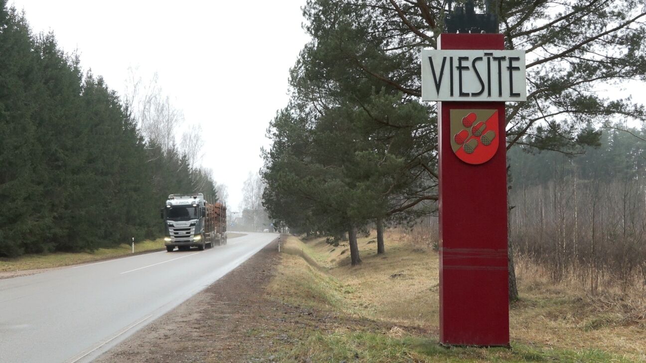 Viesītē pēc divu spēkratu sadursmes bojāts elektrības stabs un ceļa zīme