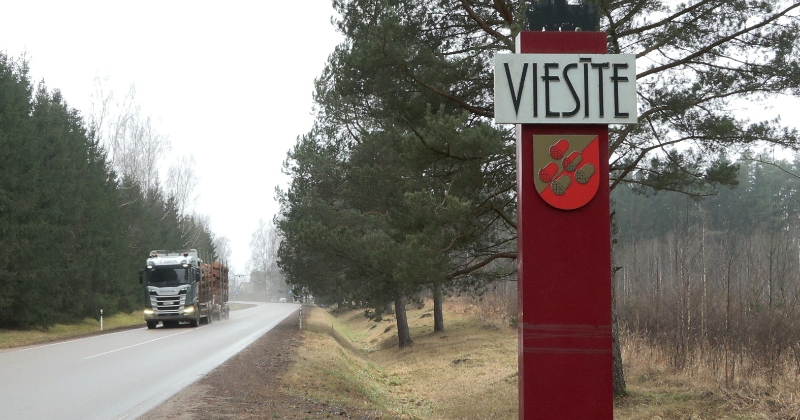 Viesītē pēc divu spēkratu sadursmes bojāts elektrības stabs un ceļa zīme