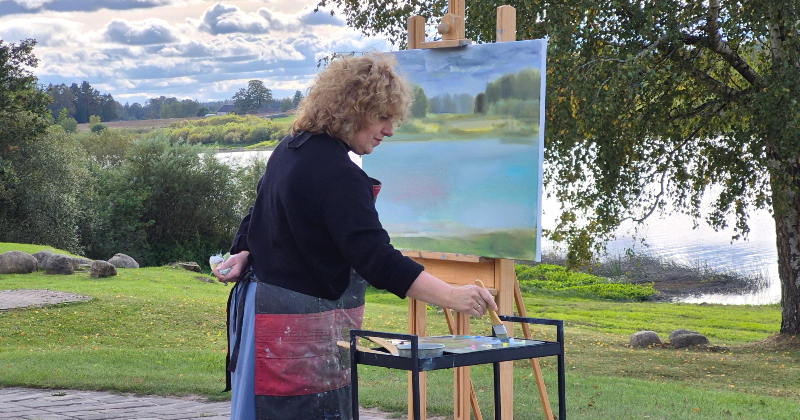 Ilze Griezāne izstādes atklā&scaron;anā parāda gleznu radī&scaron;anas procesu