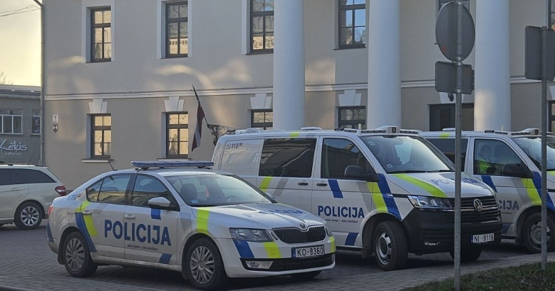 Aknīstē &ldquo;Volkswagen&rdquo; ietriecas veikala sienā