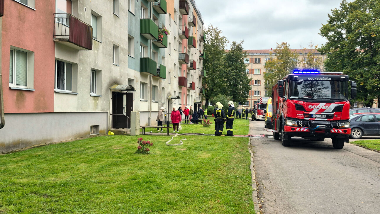 Ugunsgrēka dēļ Aizkrauklē evakuēti 11 cilvēki