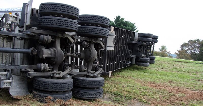 Daudzeses pagastā apgāžas kravas automa&scaron;īna