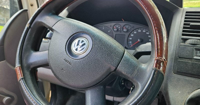 Jauniete Jēkabpilī vada auto reibumā un bez tiesībām