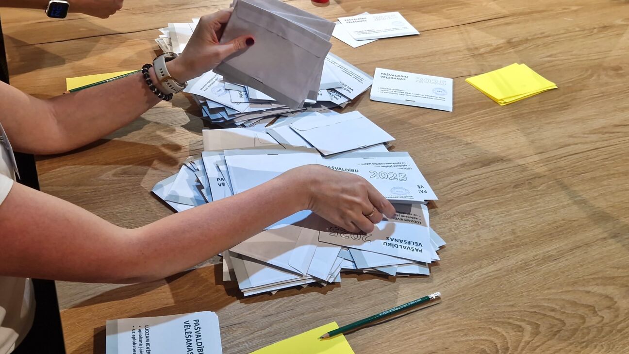 Saeimas komisijā pie nedienām pašvaldību vēlēšanās vaino laika trūkumu