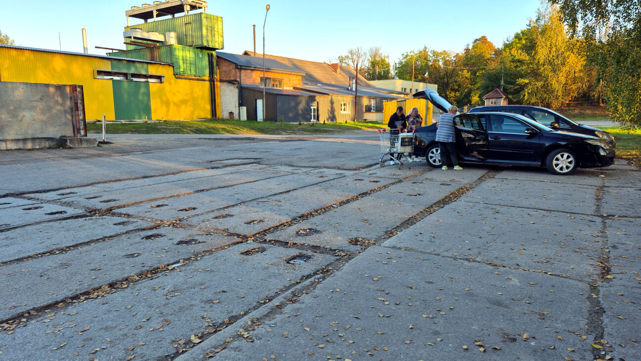 Tauta ziņo: veikala stāvlaukums Jēkabpilī atgādina šķēršļu trasi