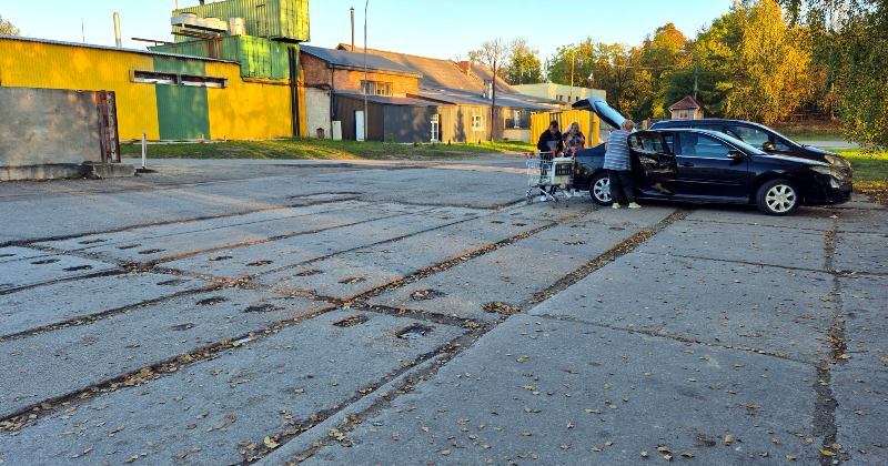 Tauta ziņo: veikala stāvlaukums Jēkabpilī atgādina &scaron;ķēr&scaron;ļu trasi