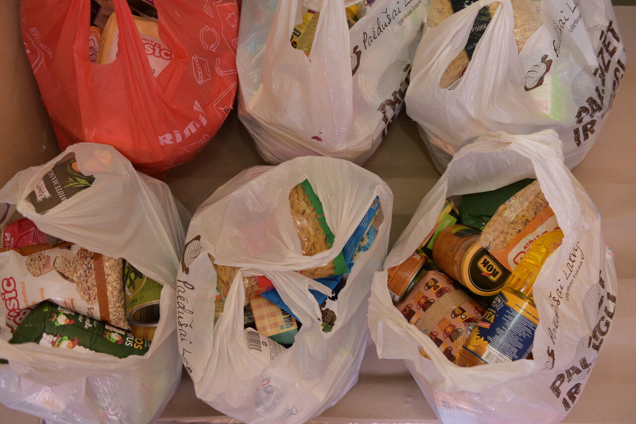 Jēkabpilī pensionārs cīnās par tiesībām saņemt pārtikas pakas; biedrībā skaidro: “Vīrietis šmaucies”