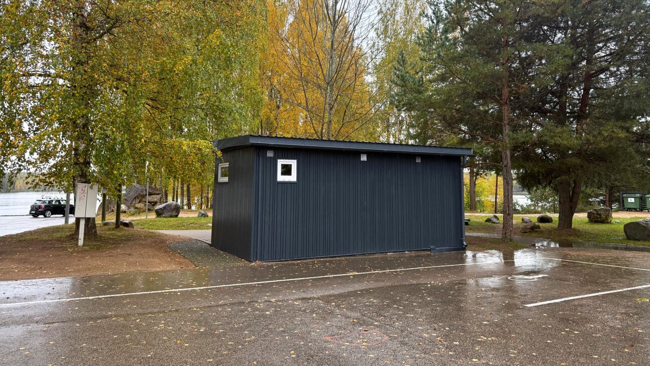 Tauta ziņo: Mežaparkā pazudis afišu stends