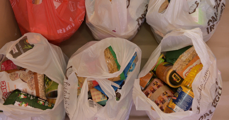 Jēkabpilī pensionārs cīnās par tiesībām saņemt pārtikas pakas; biedrībā skaidro: &ldquo;Vīrietis &scaron;maucies&rdquo;