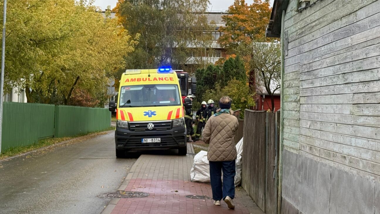 Jēkabpilī glābēji palīdz mediķiem nokļūt pie pacienta