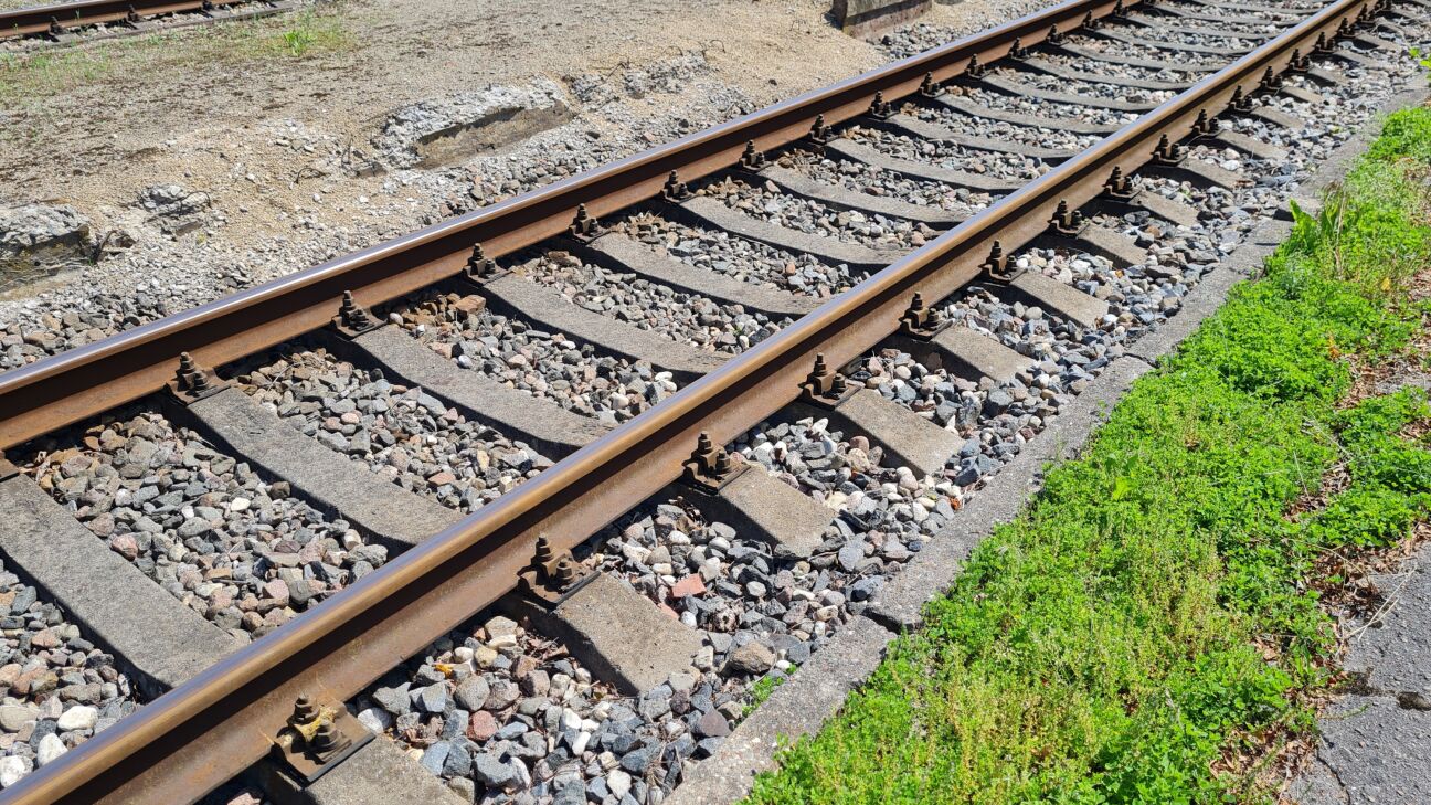 Jēkabpilī uz laiku slēgs dzelzceļa pārbrauktuvi Zīlānu ielā