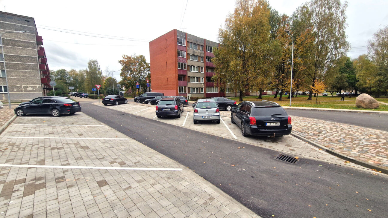 Jauns projekts, bet nav invalīdu stāvvietas – jēkabpiliete sūdzas par situāciju Torņa ielā