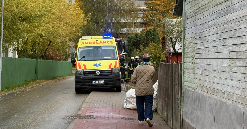 Jēkabpilī glābēji palīdz mediķiem nokļūt pie pacienta