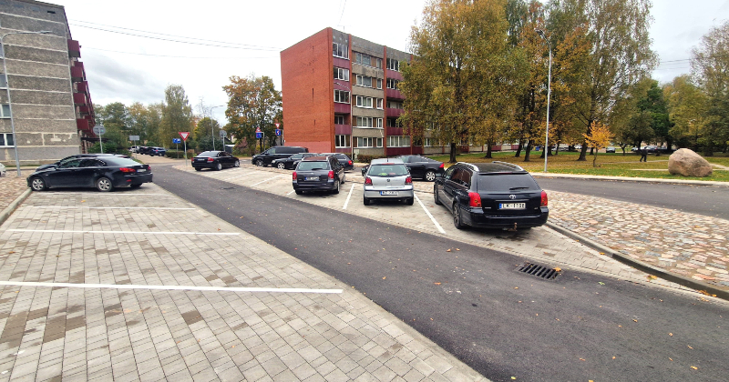 Jauns projekts, bet nav invalīdu stāvvietas &ndash; jēkabpiliete sūdzas par situāciju Torņa ielā