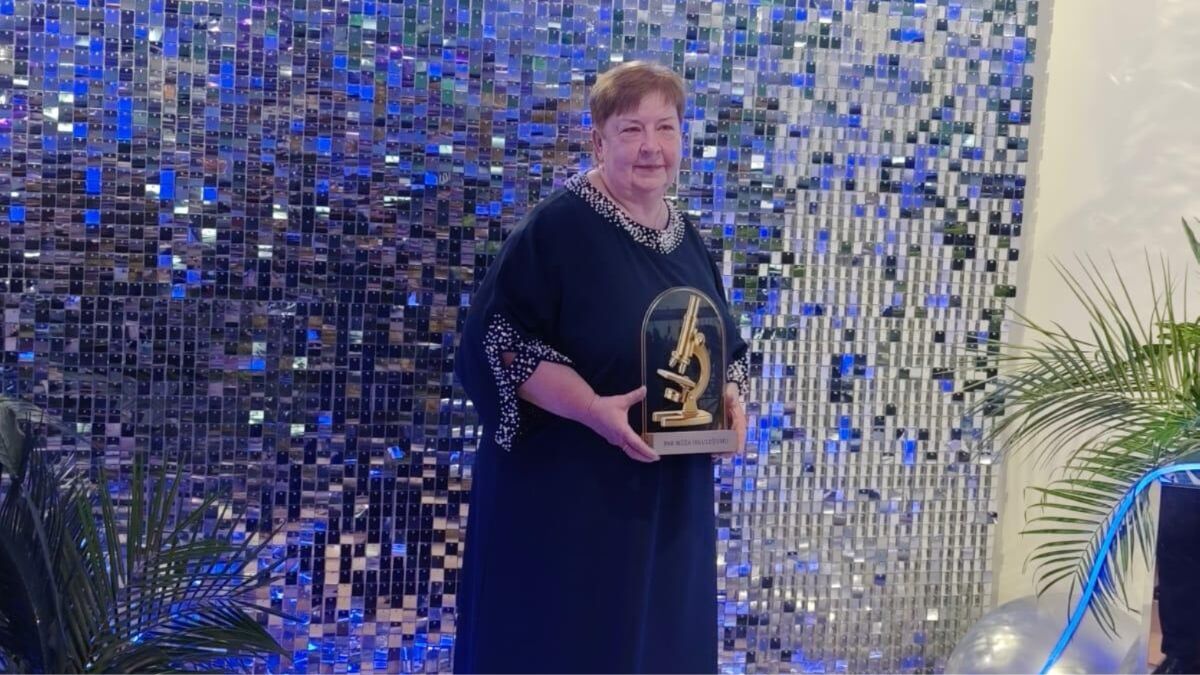 Jēkabpils reģionālās slimnīcas laboratorijas virsmāsa saņem “Zelta mikroskopu”