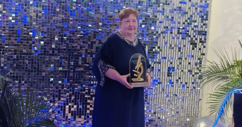 Jēkabpils reģionālās slimnīcas laboratorijas virsmāsa saņem &ldquo;Zelta mikroskopu&rdquo;