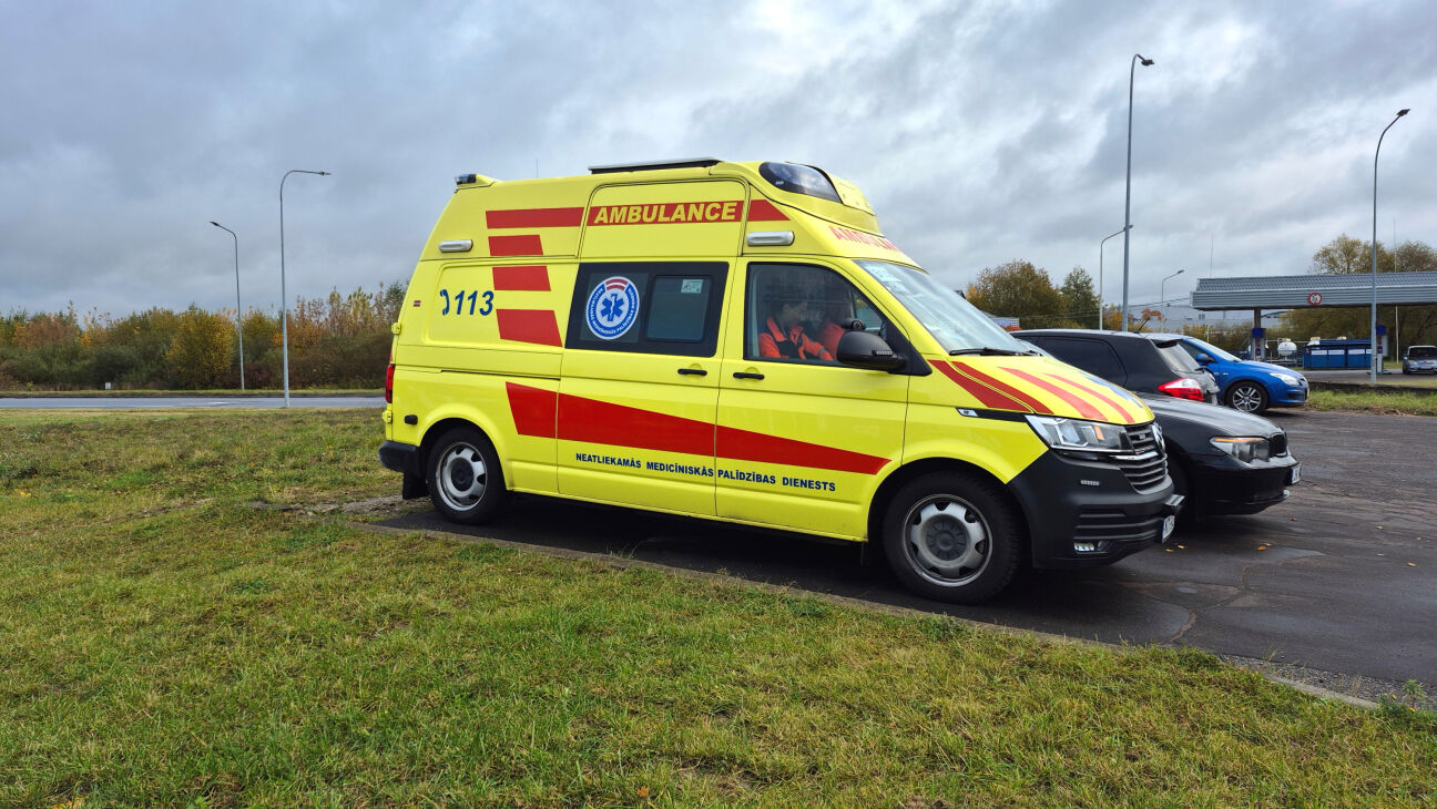 Daugavpilī mediķi dežūrē automašīnās uz ielas